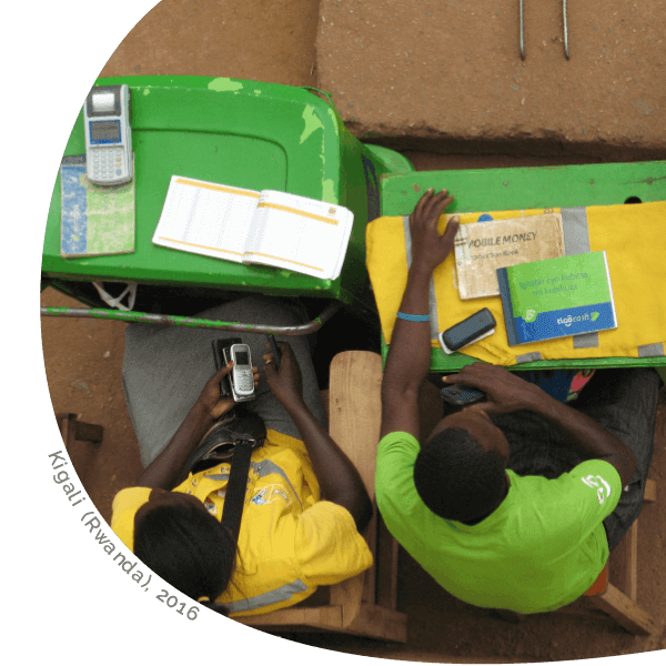 Deux jeunes dans la rue en Afrique